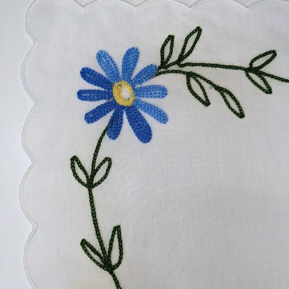 Daisy Embroidered Lace Placemats & Napkins Set (x4) - Picture 5 of 6